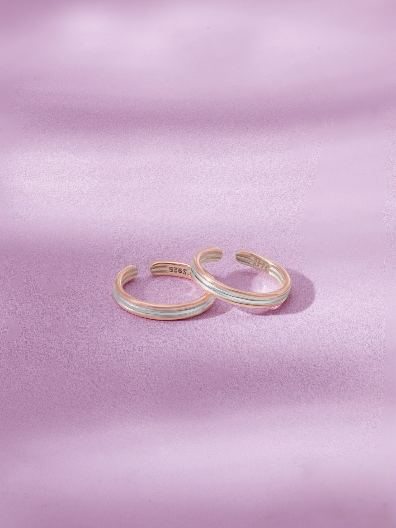 Detailed close up of SIJA 925 Silver Classic Dual Tone Toe Ring showing timeless two‑tone finish handcrafted in silver