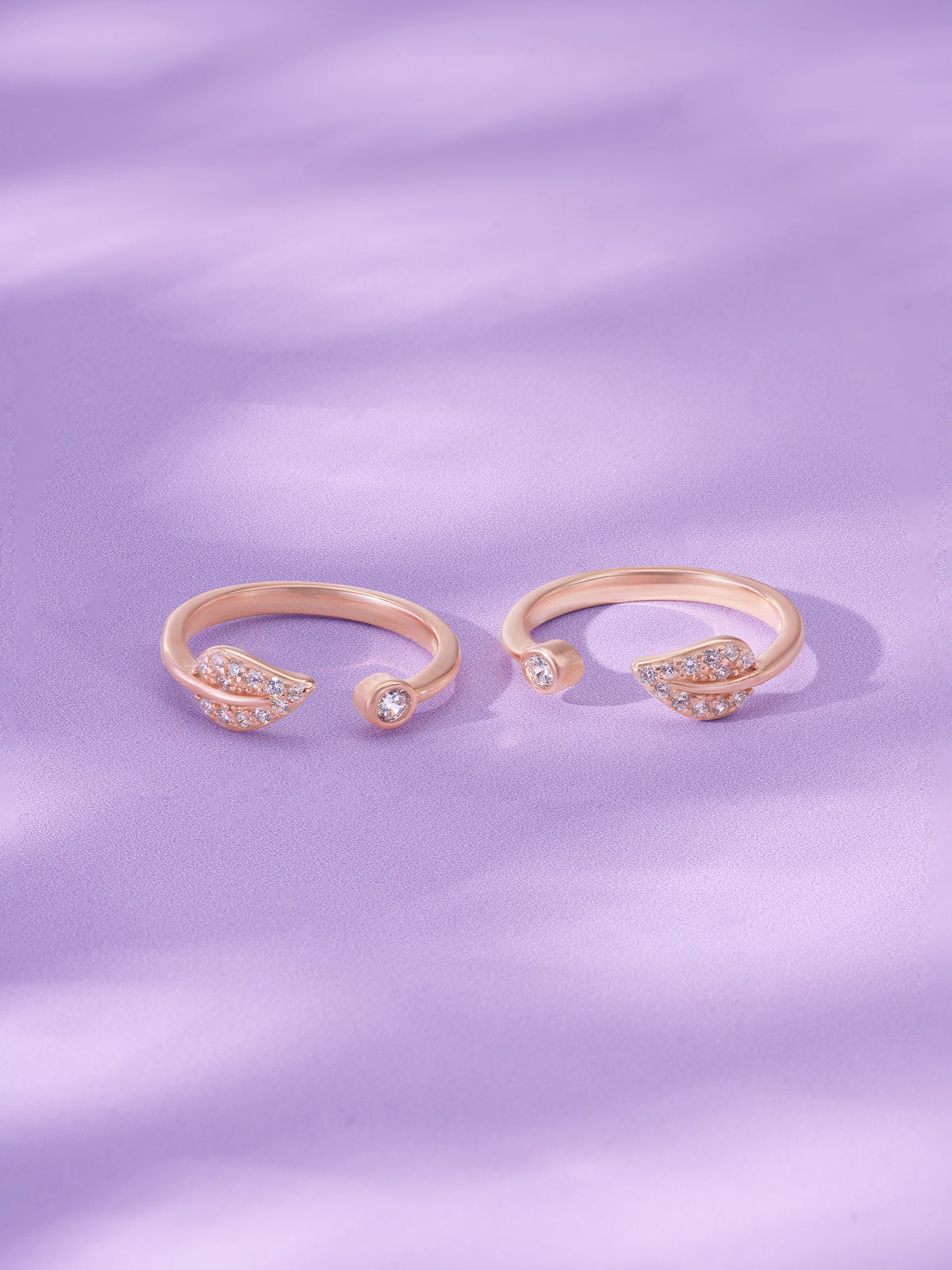 Detailed close up of SIJA 925 Silver Leaf Stone Toe Ring rose gold plated highlighting sparkling stone