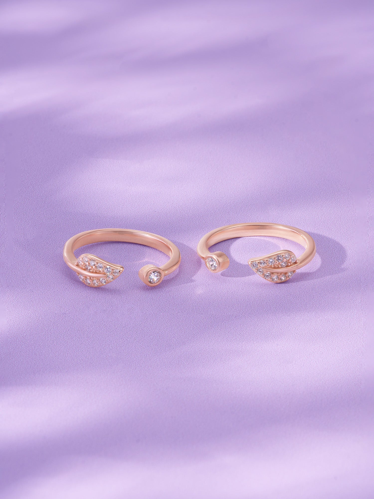Detailed close up of SIJA 925 Silver Leaf Stone Toe Ring rose gold plated highlighting sparkling stone
