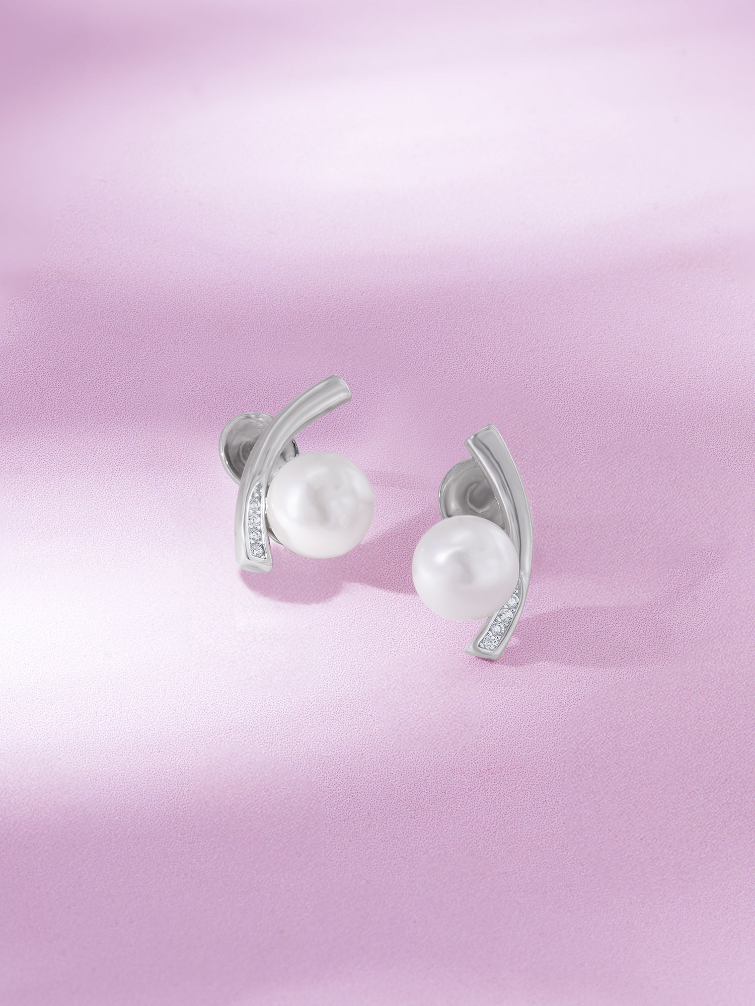 Detailed close up of SIJA 925 Silver Luminous Arc Pearl Stud showing luminous pearl set in sleek silver arc design