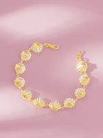 Detailed close up of SIJA 925 Silver Shell Bracelet highlighting shell charm craftsmanship