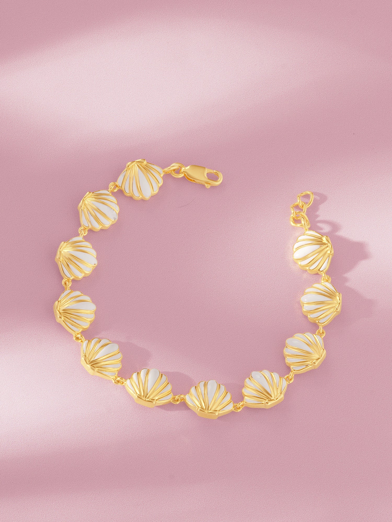Detailed close up of SIJA 925 Silver Shell Bracelet highlighting shell charm craftsmanship