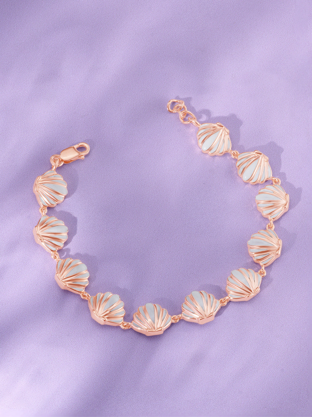 Detailed close up of SIJA 925 Silver Shell Bracelet highlighting shell charm craftsmanship