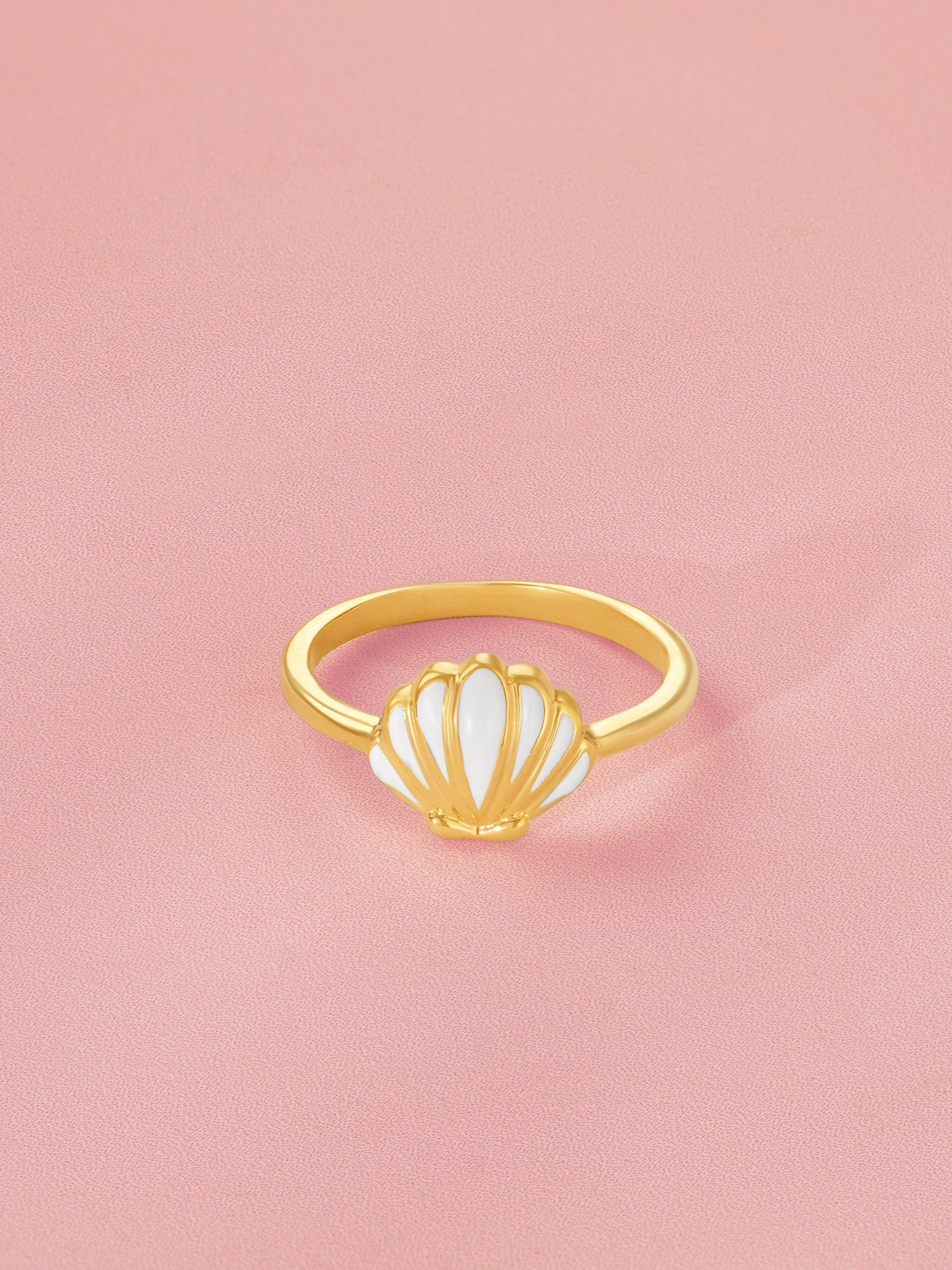 Detailed close up of SIJA 925 Silver Shell Ring highlighting shell charm craftsmanship