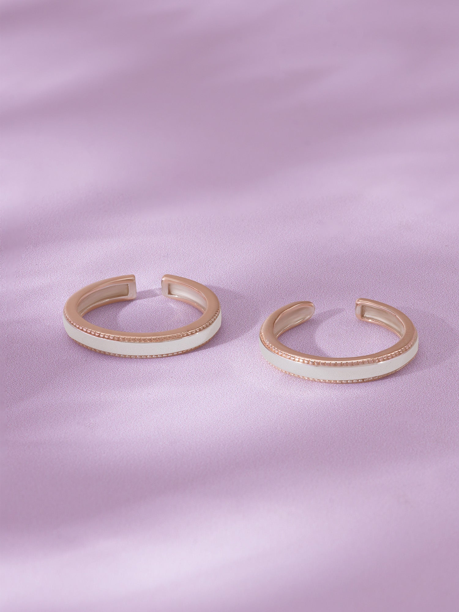 Detailed close up of SIJA 925 Silver Simple Dual Tone Toe Ring showing subtle two‑tone finish handcrafted in silver